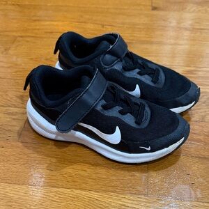 Nike Black/White Velcro Size 10